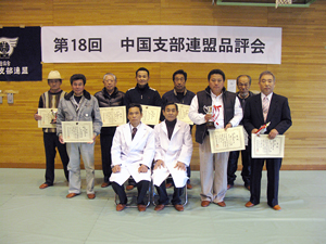 岩田審査員と村上審査員と受賞者一同