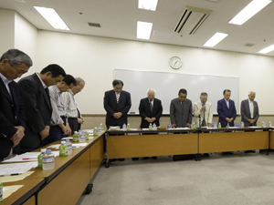 ▲尾内一郎前会長に黙祷する役員一同①