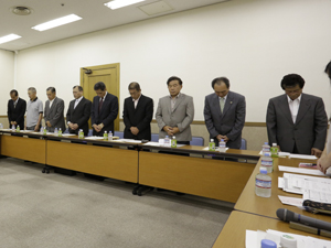 ▲尾内一郎前会長に黙祷する役員一同②