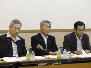 ▲左より細川 清、奥端美津男、岩田耕三各理事
