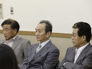 ▲左より米井重行・評議員、内田雅士監事、佐藤英明・評議員