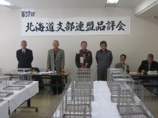 ▲審査風景（審査員の谷津理事、奥端監事）