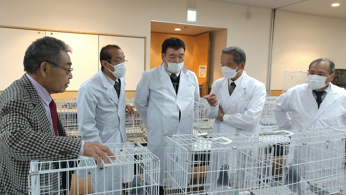 小室会長と4名の審査員